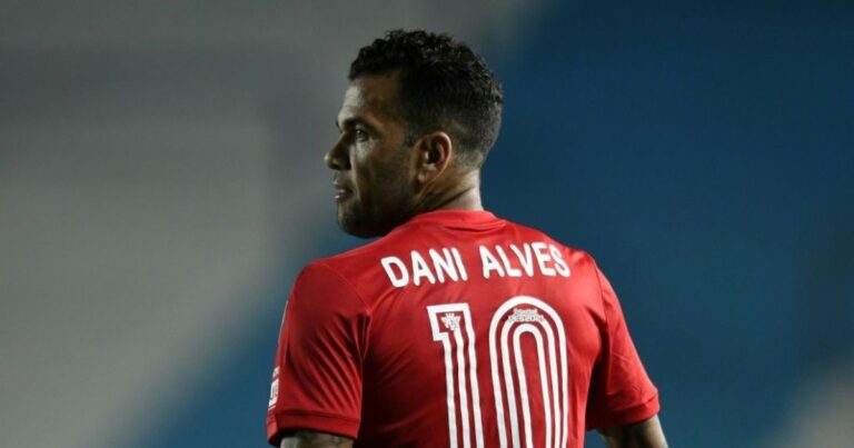 Dani Alves vuelve a ser tendencia en redes sociales por comentarios de Vinicius Jr.